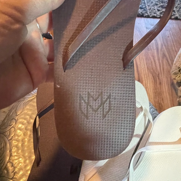 BRAND NEW MALVADOS Brown and White Flip Flops. listing for both pairs - Picture 2 of 4